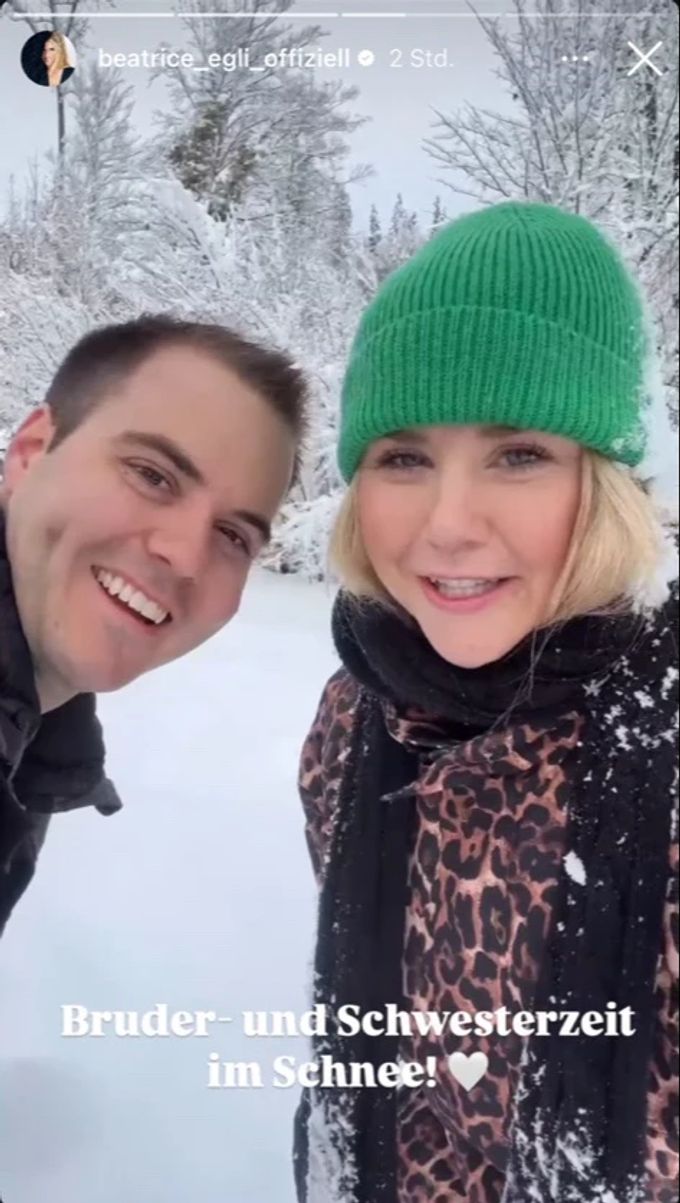 Strahlen auch bei Eiseskälte in die Kamera: Beatrice Egli mit ihrem jüngeren Bruder Marcel. Beatrice Egli
