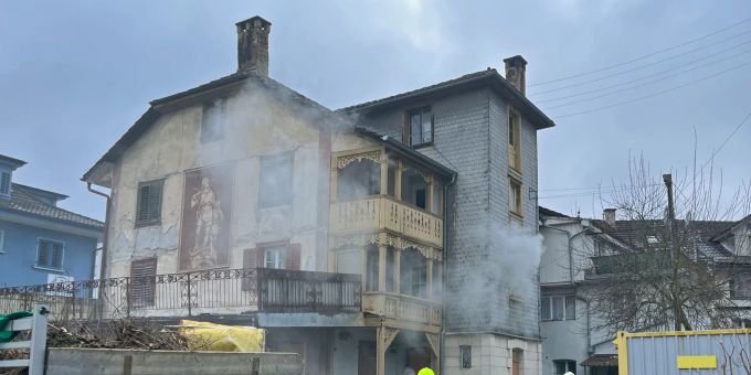 Unbekannte schossen am Mittwochnachmittag Feuerwerk in dieses Haus in Willisau LU. Brand Willisau