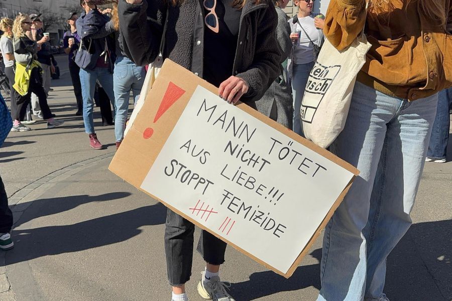 Die Teilnehmenden protestieren gegen Gewalt an Frauen.