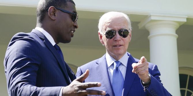 joe biden mit sonnenbrille