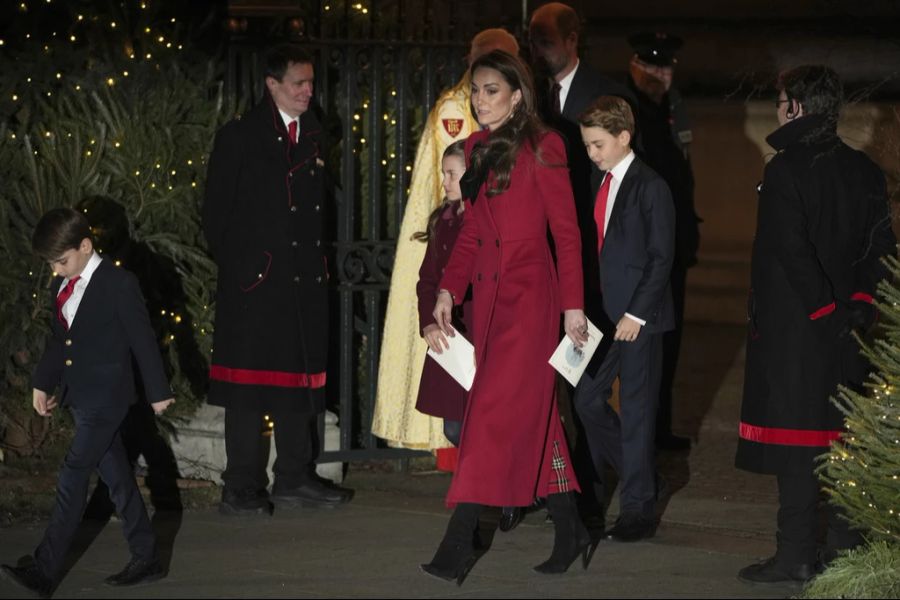 Währenddessen sind William und Kate mit den Kindern nach Norfolk verreist.