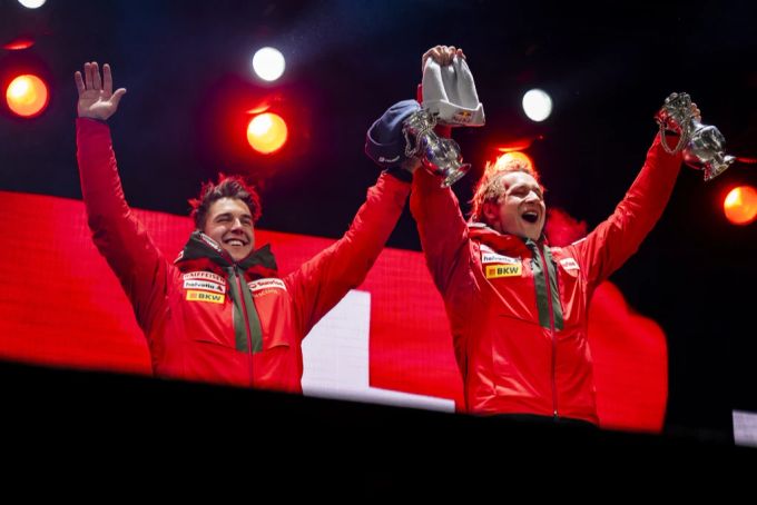 Franjo von Allmen und Marco Odermatt lassen sich an der Siegerehrung feiern. Lauberhorn