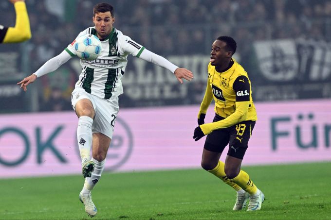 Hart umkämpftes Borussen-Duell in der Bundesliga. Mönchengladbach Borussia Dortmund Bundesliga