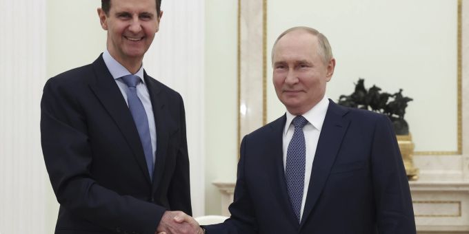 Der syrische Präsident Bashar Assad, links, und der russische Präsident Wladimir Putin schütteln sich während ihres Treffens in Moskau die Hände, 24. Juli 2024. putin