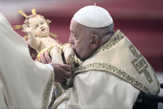 Papst Franziskus küsst die Figur eines Säuglings, der den Neugeborenen Jesus Christus darstellen soll. Papst