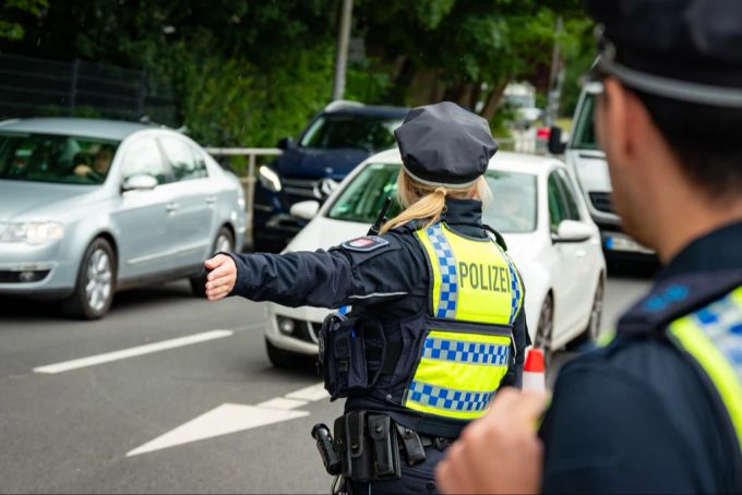 Die Hamburger Polizei muss derzeit gegen die eigenen Kollegen und hat am Dienstag eine Razzia durchgeführt (Symbolbild). Razzia Polizei Hamburg