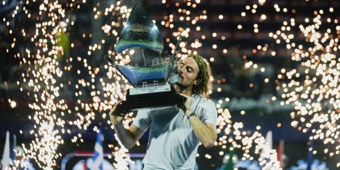 Stefanos Tsitsipas feiert seinen ersten ATP-500-Sieg – und Novak Djokovic witzelt. Stefanos Tsitsipas Novak Djokovic