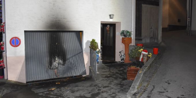 Campascio GR - Kerze verursacht Brand und erheblichen Sachschaden