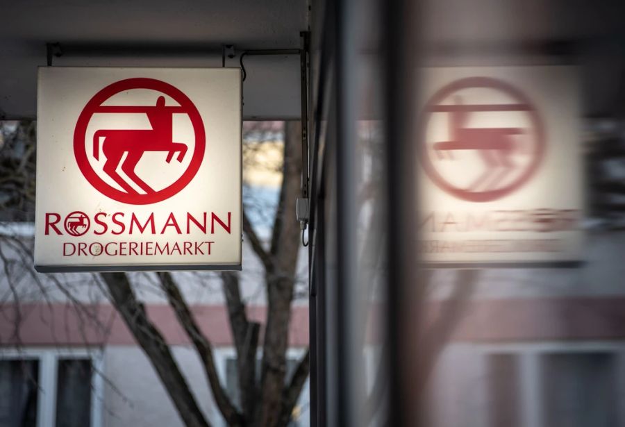 Die Drogeriekette Rossmann will nicht mehr mit Elon Musks Firma Tesla geschäften.