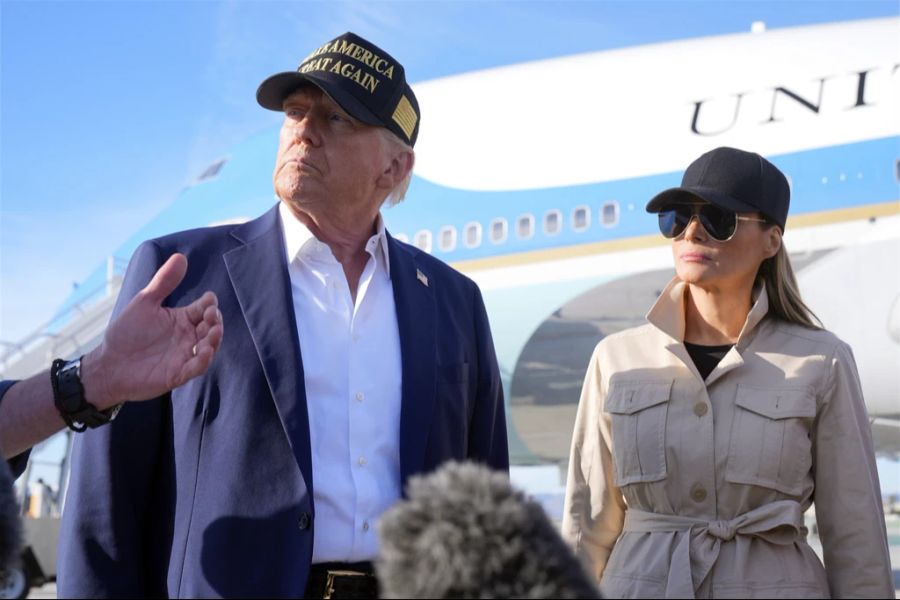 Melania Trump mit Käppi und grosser Pilotenbrille.