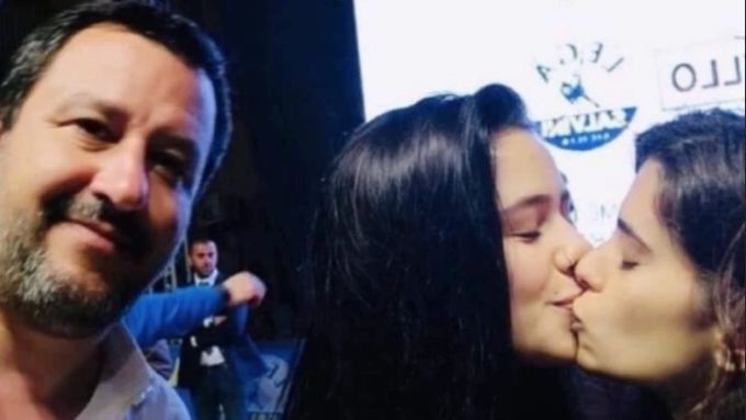 Die Studentinnen Gaia und Matilde fragten den italienischen Innenminister Matteo Salvini nach einem gemeinsamen Selfie. Und küssten sich daraufhin als Protest. Salvini