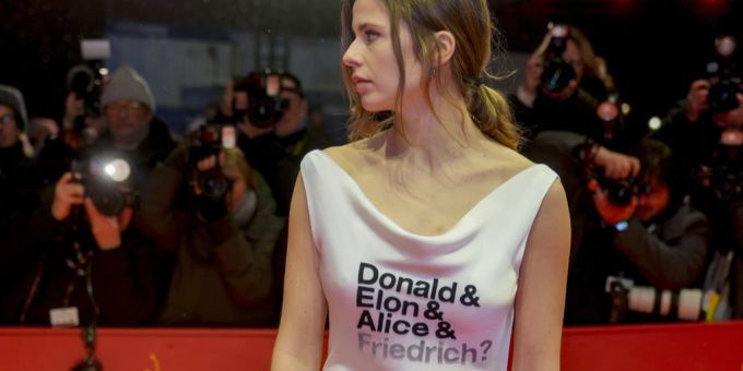 Gegen AfD - Klima-Aktivistin Neubauer sorgt mit Kleid für Aufsehen