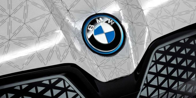 Der BMW iX Flow featuring E Ink ist ein faszinierendes Konzeptfahrzeug, das einen Einblick in die Zukunft der Automobilindustrie gibt. BMW iX Flow