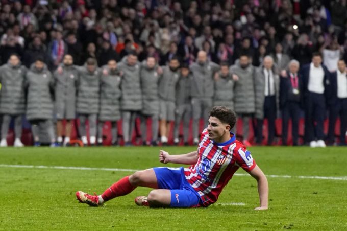 Julián Álvarez rutscht aus und berührt den Ball doppelt. Kurz darauf scheidet Atlético Madrid aus der Champions League aus. Champions League