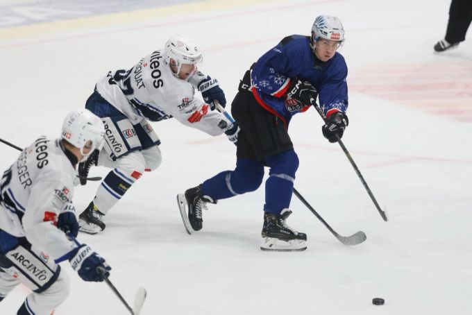 Jakob Stukel (r.) und der EHC Basel gehen als Quali-Sieger in die Playoffs der Swiss League. Jakob Stukel