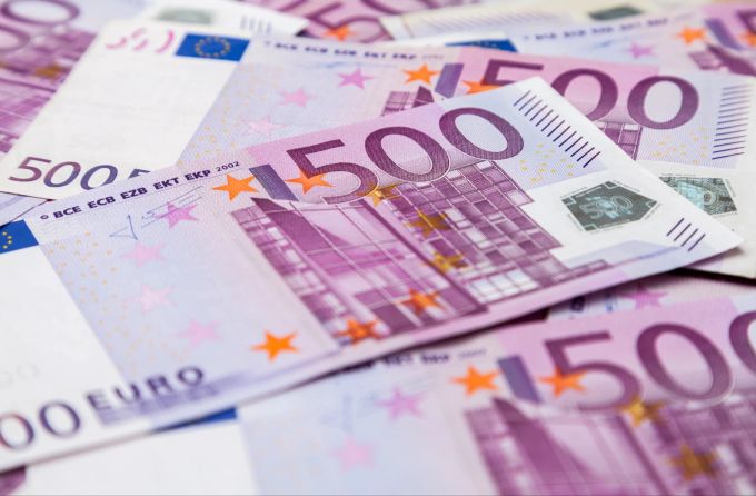 Deutschland jüngster Milliardär Kevin David Lehmann erlangte sein Vermögen aus Familienbesitz. (Symbolbild) jüngster Milliardär symbolbild euroscheine