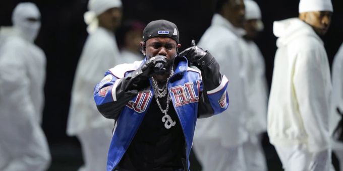 Rapper Kendricl Lamar trat in der Halbzeitshow des Super Bowls auf. kendrick lamar