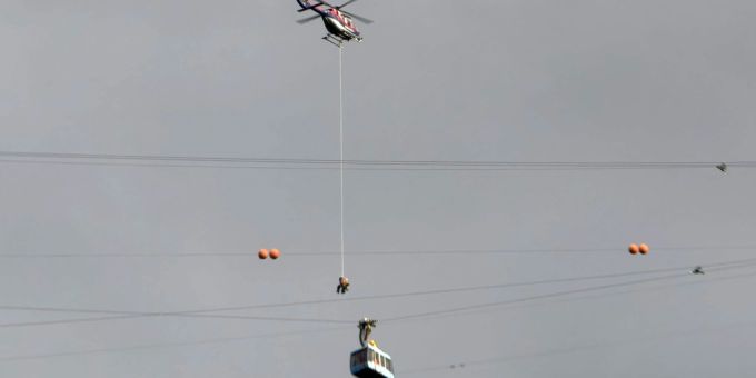 Die 19 Personen und der Hund wurden erfolgreich aus der Seilbahn befreit. Unwetter Österreich