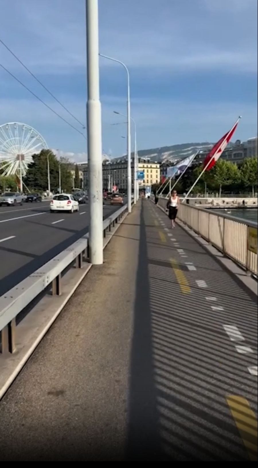 Der Popstar macht sich gerade schwärmend auf in Richtung Innenstadt.