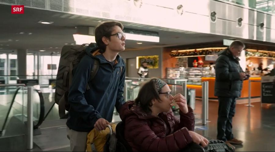 Dorian begleitet seine Schwester Marina, die nicht allein nach Portugal reisen kann.