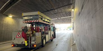 Winterthur ZH - Lastwagen reisst Fahrleitung herunter – Verletzter