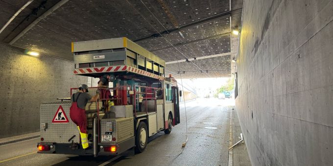 Winterthur ZH - Lastwagen reisst Fahrleitung herunter – Verletzter