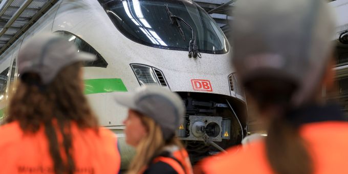 Im ICE-Werk Leipzig werde Züge gewartet. ICE-Werk