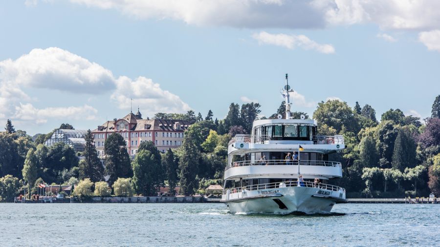 Bereits die Schifffahrt zur Insel Mainau mit der farbenfrohen Pflanzenwelt und den malerischen Gärten ist ein Erlebnis.