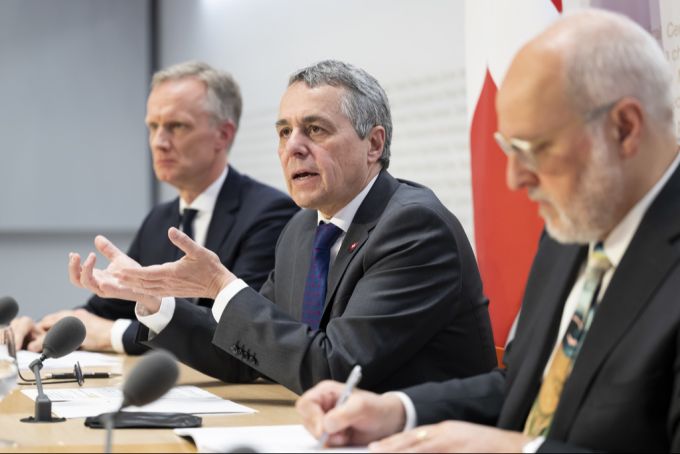 Bundesrat Ignazio Cassis (Mitte) spricht neben BJ-Direktor Michael Schöll (links) und EDA-Staatssekretär Alexandre Fasel (rechts), an einer Medienkonferenz zum Paket Schweiz-EU, am 30. April 2025. Ignazio Cassis EU-Paket Ständemehr