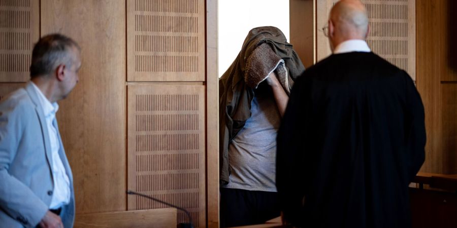 Der Angeklagte soll im vergangenen Oktober mehrere Brände gelegt haben, bevor er in einem Kino-Foyer Nähe des Hauptbahnhofs von Polizisten niedergeschossen wurde.