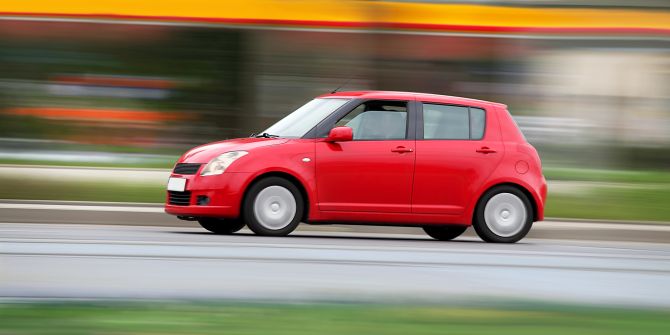 Rotes auto Autobahn