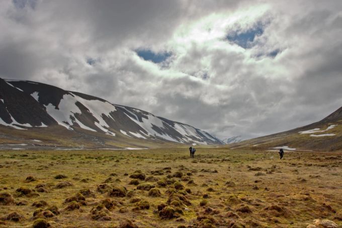 In Svalbard, zu Deutsch «kühle Küste», bekannt auch unter dem Namen «Spitzbergen, sollte man immer mit einem professionellen Guide auf Tour gehen. Polarbären sind nämlich auch unterwegs. Tunja Berge Menschen
