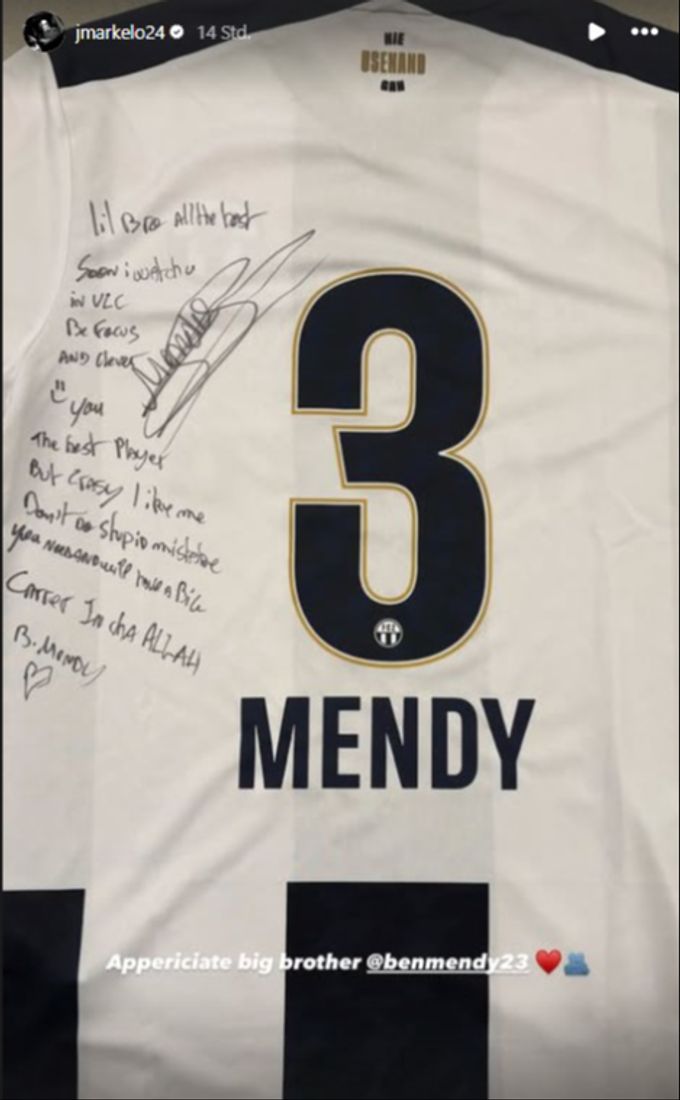 Benjamin Mendy schenkt Jahnoah Markelo ein Trikot mit einer langen Widmung. FC Zürich
