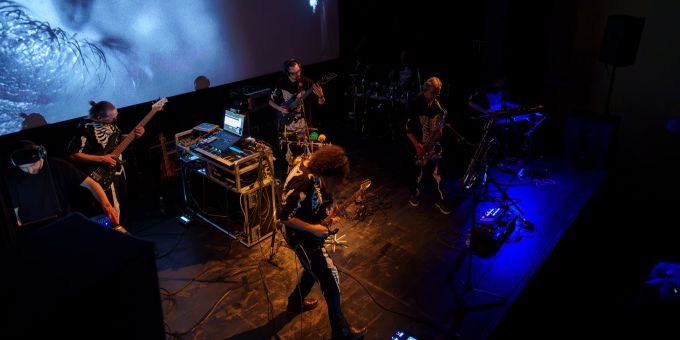 Stehenden Applaus gab es beim Live-Konzert der Schweizer Band ÖZ ÜRÜGÜLÜ am Brugggore Filmfestival. Brugggore Filmfestival Band ÖZ ÜRÜGÜLÜ
