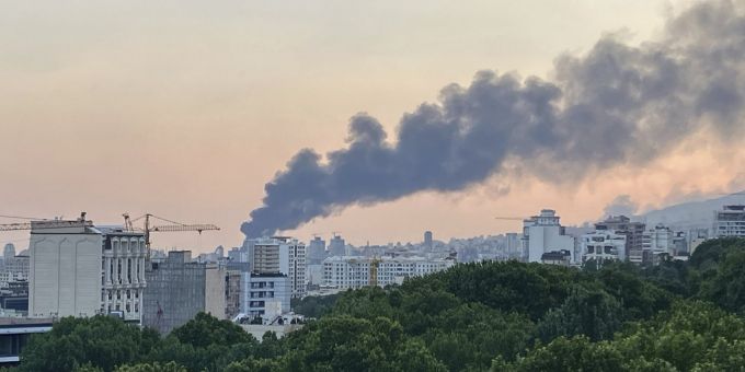 Nach einem Angriff durch Israel steigt eine Rauchwolke über Teheran auf. Israel Rauch Teheran