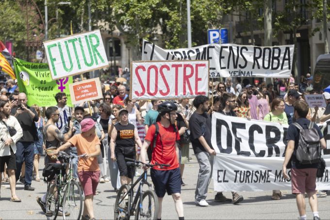 Proteste gegen den Massentourismus: Für viele Einwohner sind die Lebensbedigungen in Stätden wie Barcelona unerträglich geworden. massentourismus