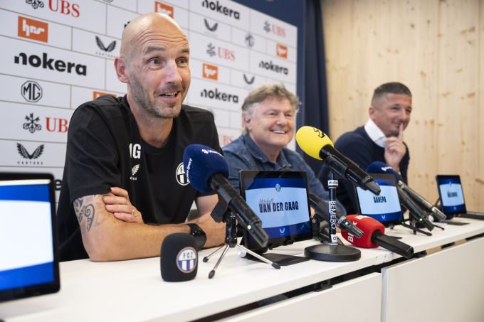 Mitchell van der Gaag, Cheftrainer des FC Zürich, spricht an der Pressekonferenz gemeinsam mit Präsident Ancillo Canepa und Sportchef Milos Malenovic. FCZ