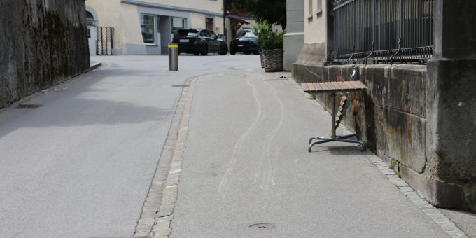 Appenzell - Autofahrer (90) fährt trotz Poller in Fussgängerzone