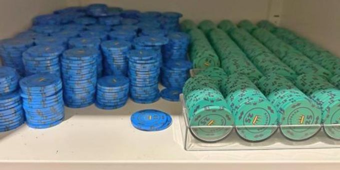 Dietikon ZH: Geldspiellokal kontrolliert – Waffe und Geld sichergestellt. Dietikon