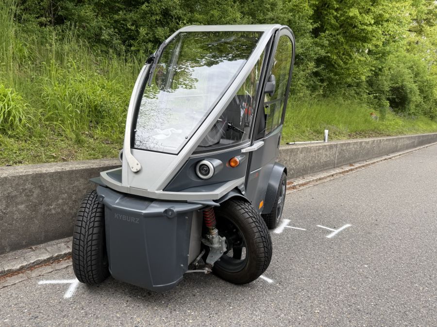 Am Elektromobilfahrer entstand ein Sachschaden.