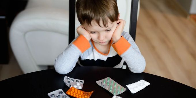 Kindern werde oft zu früh Ritalin verschrieben, kritisiert ein ADHS-Experte. (Symbolbild) Kind Medikamente Bub