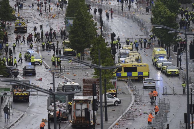 Ein Auto raste in Liverpool während der Siegesparade in eine Menschenmenge. Liverpool