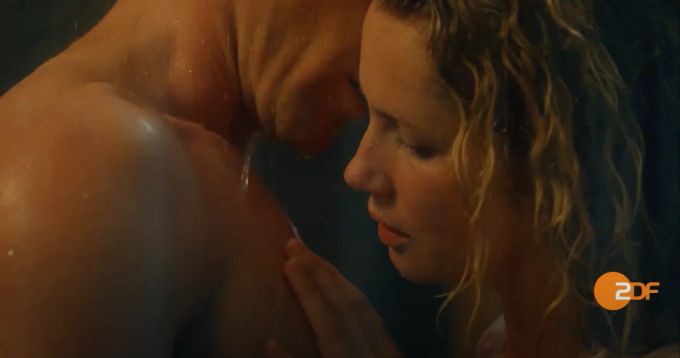 Die vielen expliziten Nackszenen in "Verhängnisvolle Leidenschaft auf Sylt" im ZDF empfanden viele Zuschauer als unpassend. zdf verhängnisvolle leidenschaft sylt