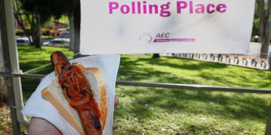 Ein Grillwürstchen mit Zwiebeln und Ketchup gehört in Australien fest zum Wahltag - alles für den guten Zweck.