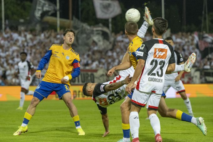Raul Bobadilla versucht sich mit einem Fallrückzieher. FC Aarau GC Barrage