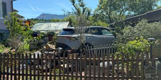 Udligenswil LU - Auto eines 74-Jährigen mit Kran aus Garten geborgen
