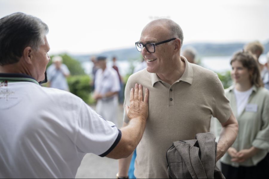 Ja, der ist echt, auch wenn er aussieht wie ein Tourist auf Safari-Reise: Bundesrat Martin Pfister geht auf der Bundesratsreise 2025 mit der Bevölkerung auf Tuchfühlung.