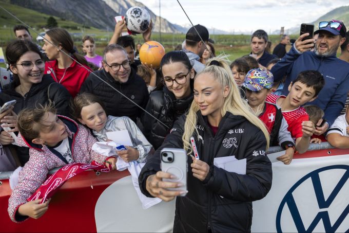 Alisha Lehmann nimmt sich Zeit für ein Selfie mit Fans. Alisha Lehmann