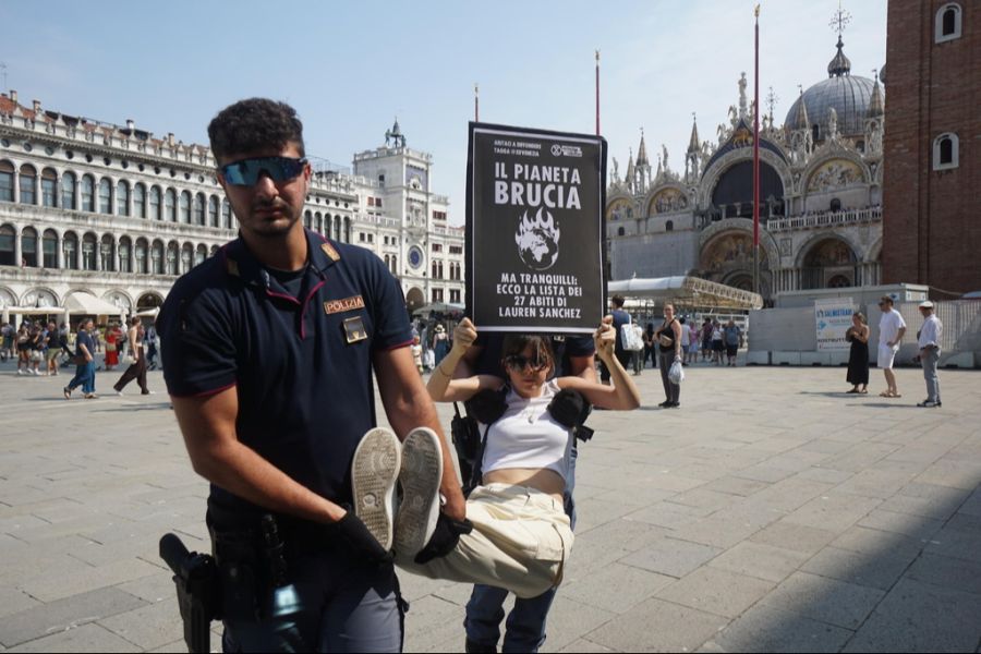 Einige unter ihnen wurden von der Piazza San Marco weggeschleppt.