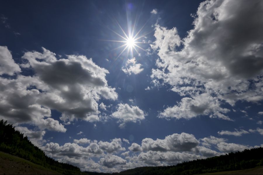 Grund dafür ist, dass sich der Jetstream, der das Wetter im Sommer beeinflusst, in der Regel Ende Juni stabilisiert.
